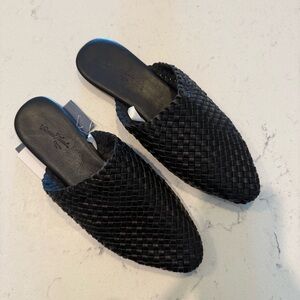 Universal Thread Elora Woven Mules in Black size 7
